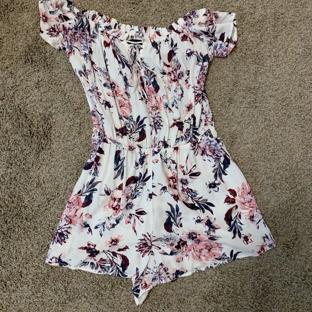 Pink pacsun floral romper! (Way cuter on)